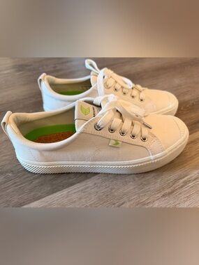 Cariuma OCA Low Off-White Canvas Sneakers - Size 8
